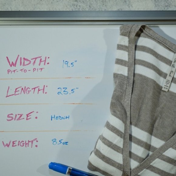 Leo & Nicole Gray White Pink Button-Front V-Neck - Picture 7 of 7